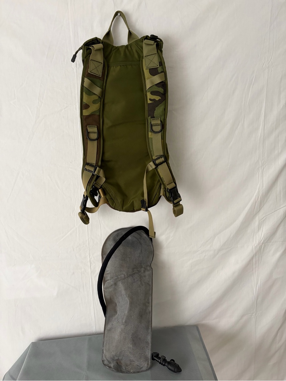 CamelBak Maximum Gear Camo Hydration Pack Backpack (F183) - Picture 5 of 16